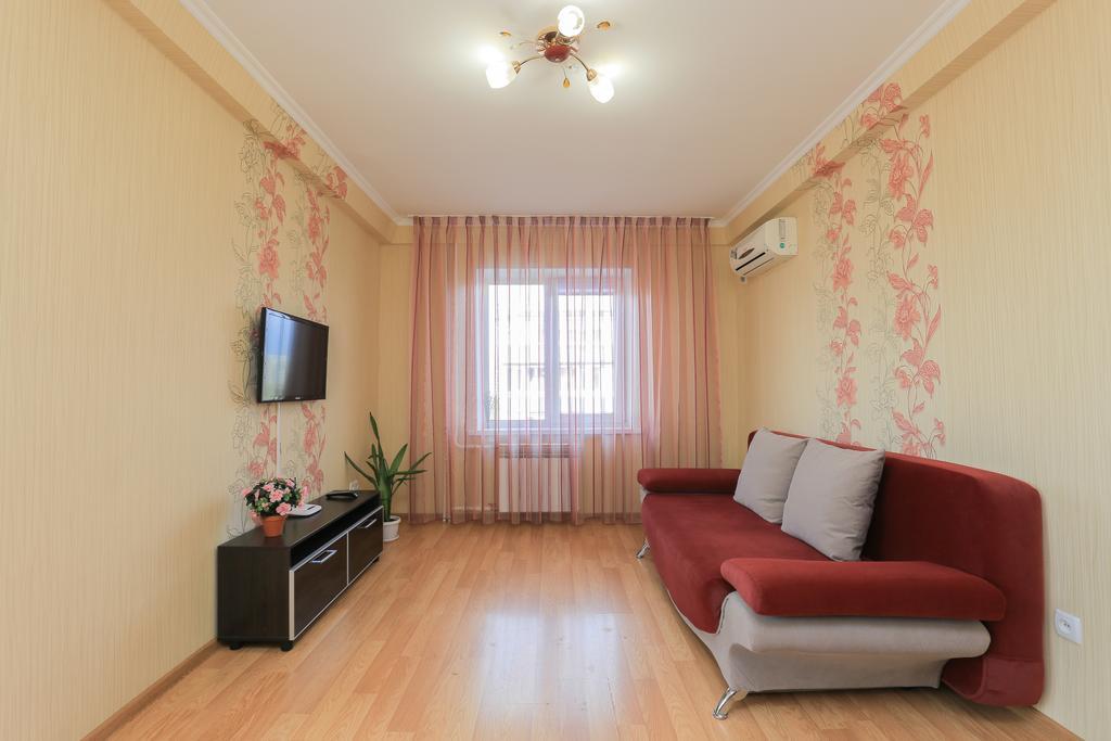 Apartment On Obolonskiy Prospect 12 Kiev Buitenkant foto